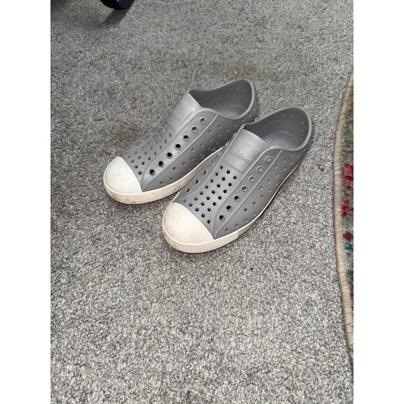 Native slip on kids shoes in gray junior size 2 - Picture 2 of 4